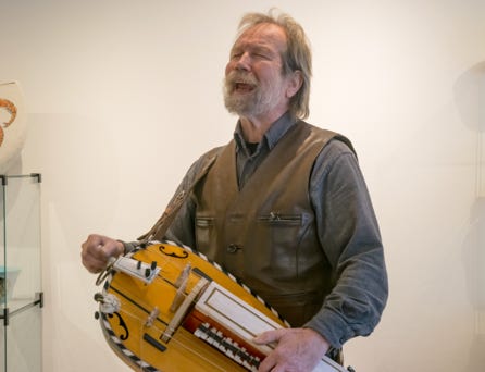 Üze Oldenburg spielt Drehleier